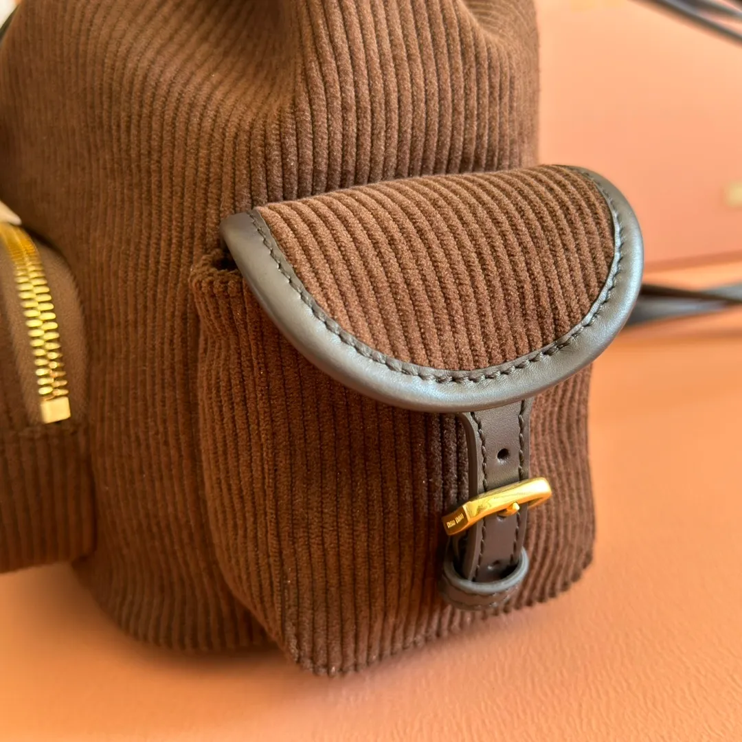 p1600💋💋💋【Full package with counter】MIU Home new product college style backpack, the perfect combination of corduroy and imported calfskin, thick wear-resistant linen blend lining, adopts a casual design style, fashionable, simple and advanced, combined with exquisite handcrafts, adding multiple pockets for storage, the shoulder strap and hand bag can be freely converted, extremely It greatly improves the practicality. It is simply a tool for hanging. It can be worn with jeans, shirts or various casual sportswear. It is a very good item to wear, especially the capacity is large enough and light and easy to use. I highly recommend it. Model: 5bz043, size 22X18X11.5cm