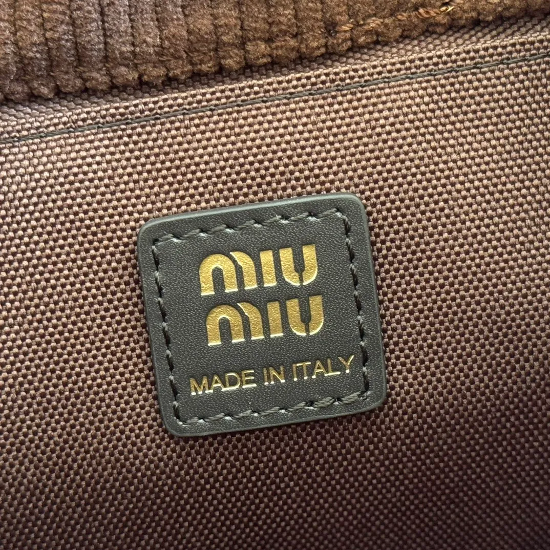 p1600💋💋💋【Full package with counter】MIU Home new product college style backpack, the perfect combination of corduroy and imported calfskin, thick wear-resistant linen blend lining, adopts a casual design style, fashionable, simple and advanced, combined with exquisite handcrafts, adding multiple pockets for storage, the shoulder strap and hand bag can be freely converted, extremely It greatly improves the practicality. It is simply a tool for hanging. It can be worn with jeans, shirts or various casual sportswear. It is a very good item to wear, especially the capacity is large enough and light and easy to use. I highly recommend it. Model: 5bz043, size 22X18X11.5cm
