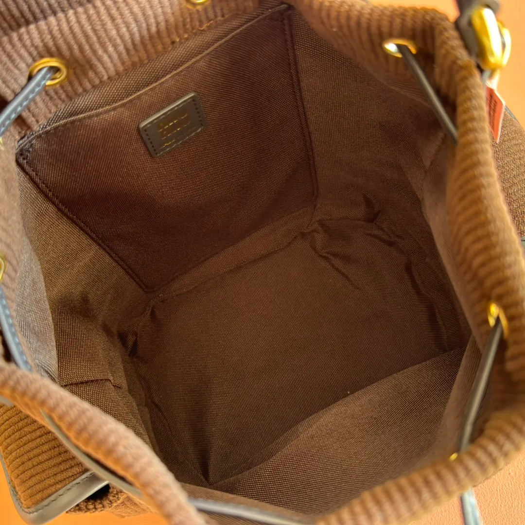 p1600💋💋💋【Full package with counter】MIU Home new product college style backpack, the perfect combination of corduroy and imported calfskin, thick wear-resistant linen blend lining, adopts a casual design style, fashionable, simple and advanced, combined with exquisite handcrafts, adding multiple pockets for storage, the shoulder strap and hand bag can be freely converted, extremely It greatly improves the practicality. It is simply a tool for hanging. It can be worn with jeans, shirts or various casual sportswear. It is a very good item to wear, especially the capacity is large enough and light and easy to use. I highly recommend it. Model: 5bz043, size 22X18X11.5cm