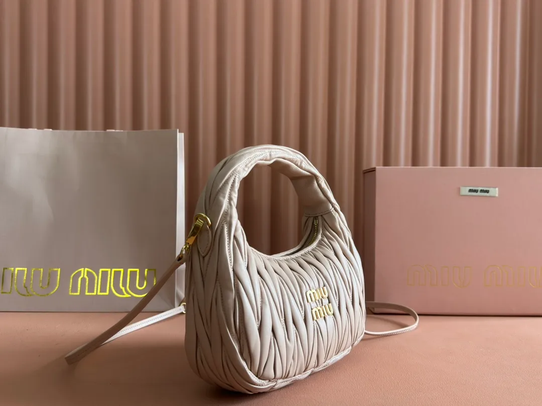 p1560💋💋💋【Premium hardware original leather】Wander Matelasse sheep leather Hobo handbag/crossbody bag ~ Wander handbag has become one of the classic accessories. This mini handbag is made of Matalasse sheep leather, using exquisite craftsmanship to create a three-dimensional effect, showing exquisite elegance. Presenting the Hobo bag style, blending retro style and modern elegance, it has become a new synonym for modern femininity. ～Golden hardware ～Zip closure ～Metal lettering logo on the front ～Cotton satin lining Size: W23×H13×D7cm Number: _5BC125