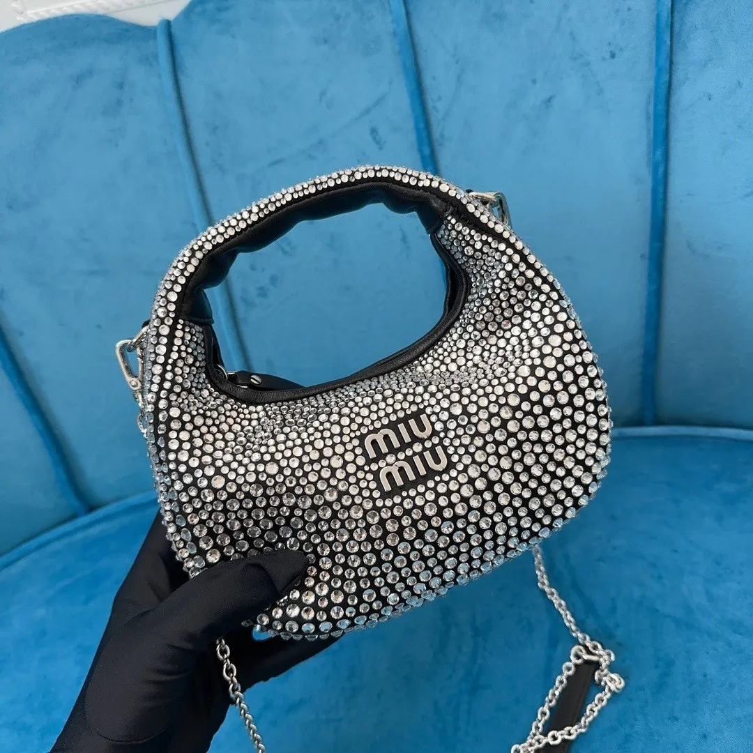 p1560💋💋💋【Full set of packages at the counter】🍒M Home🍒5B078M Home's new mini diamond bag, this handbag is covered with a geometric pattern composed of artificial crystals, with exquisite details. The classic letter logo adds a unique style and recognition. The long metal chain shoulder strap is matched with leather shoulder pads for better practicality. Steel hardware, satin lining, size: 17cm X 10 X 6cm,