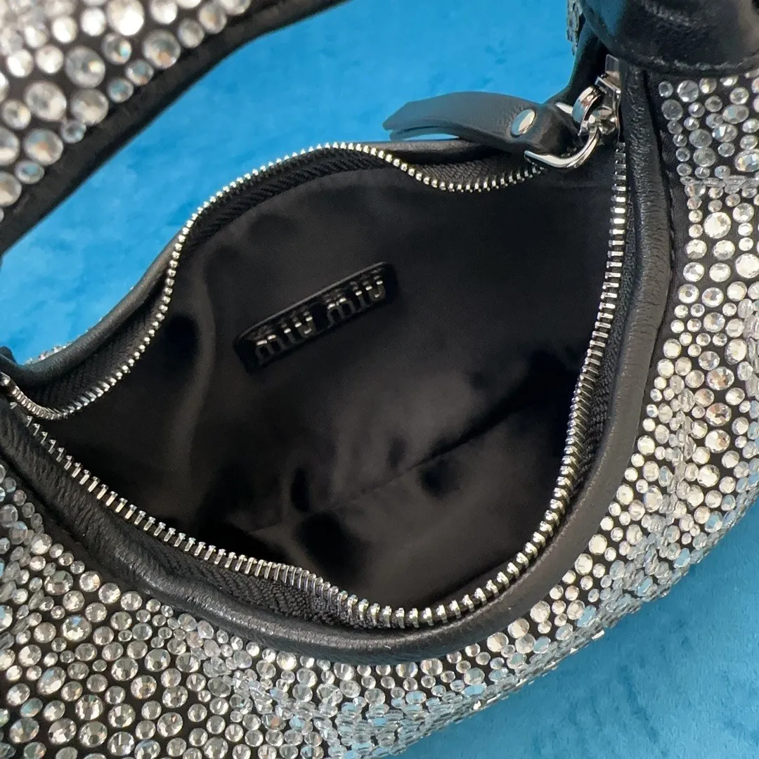 p1560💋💋💋【Full set of packages at the counter】🍒M Home🍒5B078M Home's new mini diamond bag, this handbag is covered with a geometric pattern composed of artificial crystals, with exquisite details. The classic letter logo adds a unique style and recognition. The long metal chain shoulder strap is matched with leather shoulder pads for better practicality. Steel hardware, satin lining, size: 17cm X 10 X 6cm,