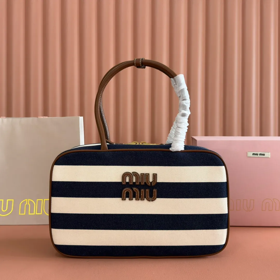 p1600💋💋💋 Equipped with a full set of packaging at the counter [Special grade hardware original leather] Beau denim color-blocked handbag/shoulder bag ~ brown stripe [new version briefcase] This Beau handbag is made of soft and smooth cow leather, with exquisite details such as gold-plated hardware and accessories, and the embossed letter logo highlights the classic style. Size: W34×H23×D10cm No.: _5BB117, 5bb163