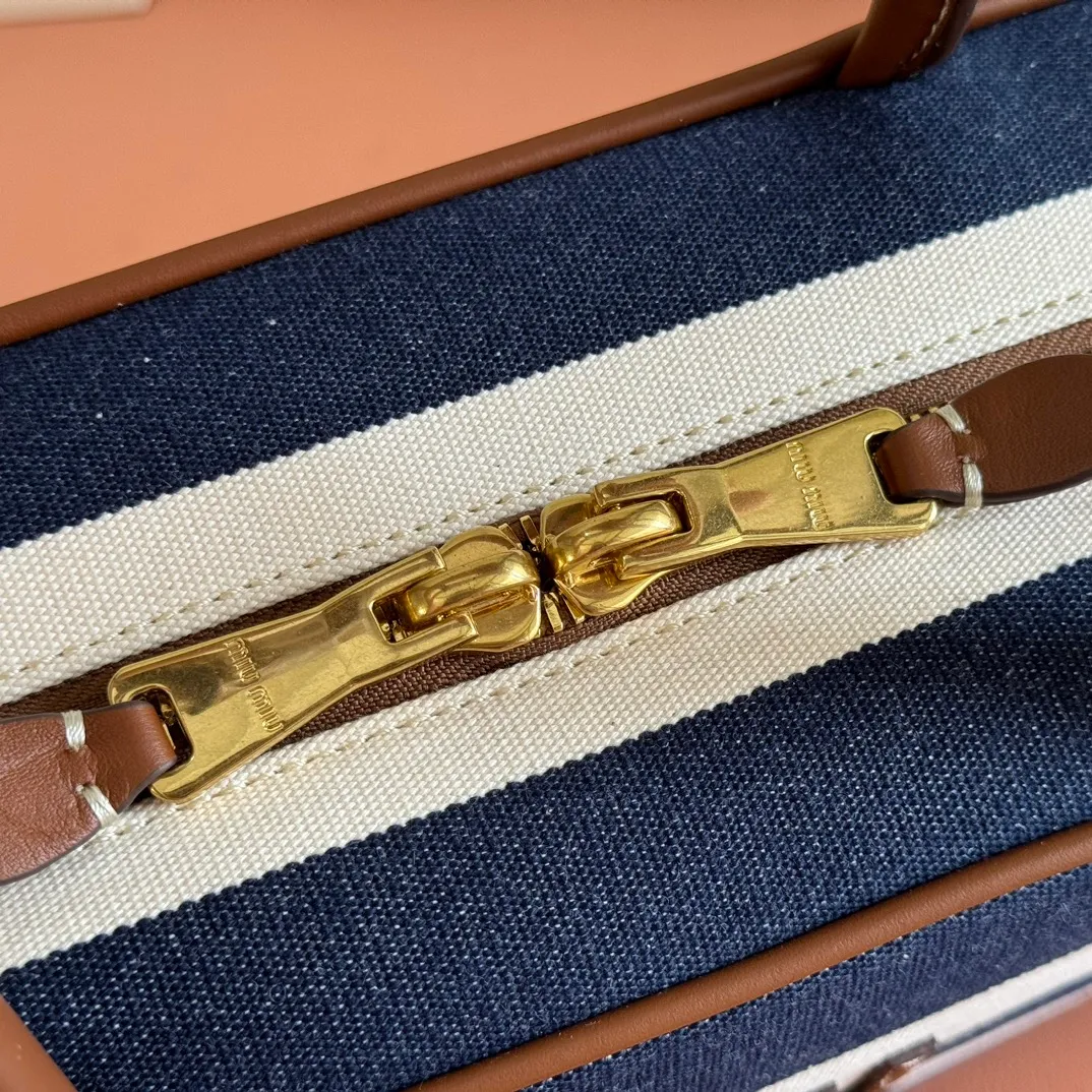 p1600💋💋💋 Equipped with a full set of packaging at the counter [Special grade hardware original leather] Beau denim color-blocked handbag/shoulder bag ~ brown stripe [new version briefcase] This Beau handbag is made of soft and smooth cow leather, with exquisite details such as gold-plated hardware and accessories, and the embossed letter logo highlights the classic style. Size: W34×H23×D10cm No.: _5BB117, 5bb163
