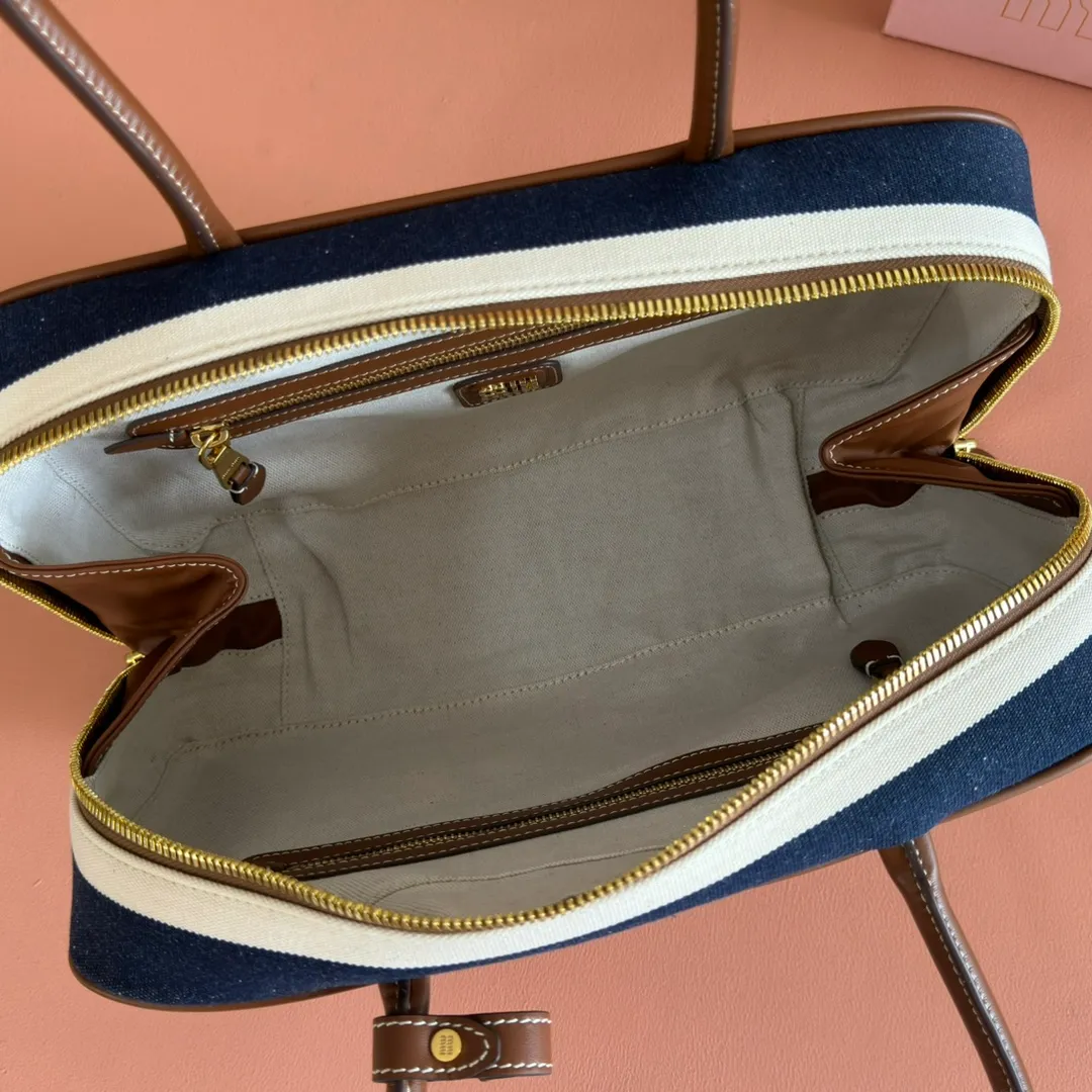 p1600💋💋💋 Equipped with a full set of packaging at the counter [Special grade hardware original leather] Beau denim color-blocked handbag/shoulder bag ~ brown stripe [new version briefcase] This Beau handbag is made of soft and smooth cow leather, with exquisite details such as gold-plated hardware and accessories, and the embossed letter logo highlights the classic style. Size: W34×H23×D10cm No.: _5BB117, 5bb163
