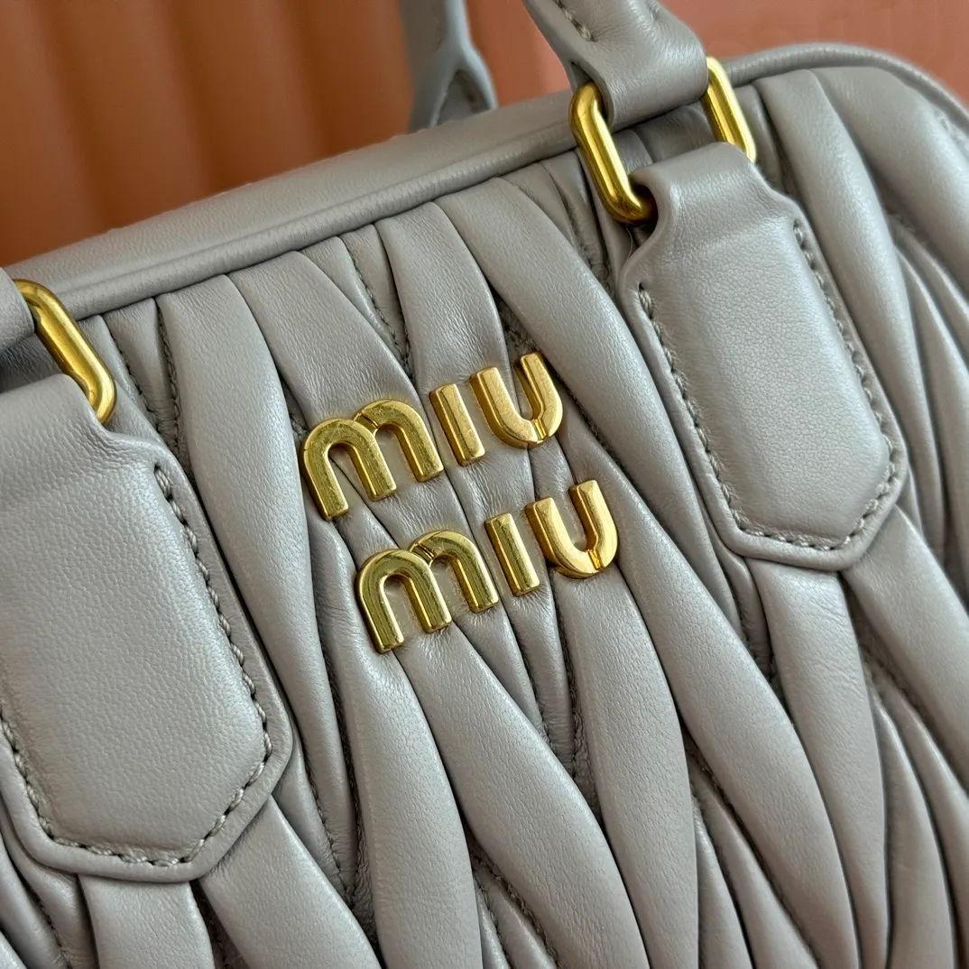 p1800💋💋💋 [Equipped with full set of packaging at the counter, premium hardware original leather] Arcadie Matelasse sheepskin small (19cm) bowling handbag/crossbody bag ~ blue sheepskin This handbag uses Matelasse technology, and the three-dimensional texture and exquisite texture bring a new interpretation to the classic silhouette. The front letter logo cleverly echoes the metal hardware, and the exquisite workmanship is outstanding, highlighting a highly recognizable classic style. Dynamic and elegant lines with adjustable and detachable shoulder straps present a practical and versatile design with modern charm. ～Detachable and adjustable shoulder strap ～Zipper closure ～Lined with 2 patch pockets ～With foot studs Size: W19×H13×D6cm No.: 5BB123