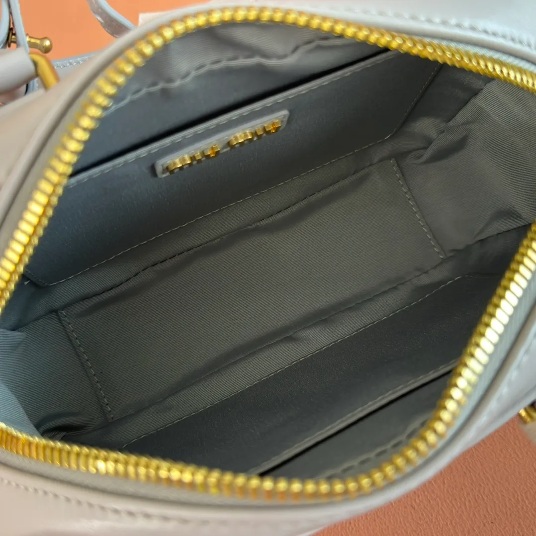 p1800💋💋💋 [Equipped with full set of packaging at the counter, premium hardware original leather] Arcadie Matelasse sheepskin small (19cm) bowling handbag/crossbody bag ~ blue sheepskin This handbag uses Matelasse technology, and the three-dimensional texture and exquisite texture bring a new interpretation to the classic silhouette. The front letter logo cleverly echoes the metal hardware, and the exquisite workmanship is outstanding, highlighting a highly recognizable classic style. Dynamic and elegant lines with adjustable and detachable shoulder straps present a practical and versatile design with modern charm. ～Detachable and adjustable shoulder strap ～Zipper closure ～Lined with 2 patch pockets ～With foot studs Size: W19×H13×D6cm No.: 5BB123