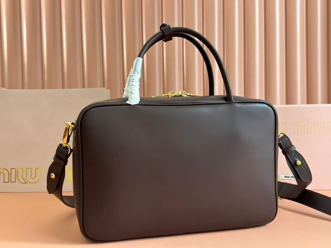 p2000. MIU's new product [original leather with counter packaging] Beau cow leather second generation handbag/with shoulder strap ~ Heather color [new version briefcase] 5bb117 This Beau handbag is made of soft and smooth cow leather, with exquisite details such as gold-plated hardware and accessories, and the embossed letter logo highlights the classic style. Size:W34×H23×D10cm