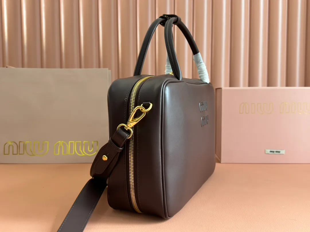 p2000. MIU's new product [original leather with counter packaging] Beau cow leather second generation handbag/with shoulder strap ~ Heather color [new version briefcase] 5bb117 This Beau handbag is made of soft and smooth cow leather, with exquisite details such as gold-plated hardware and accessories, and the embossed letter logo highlights the classic style. Size:W34×H23×D10cm