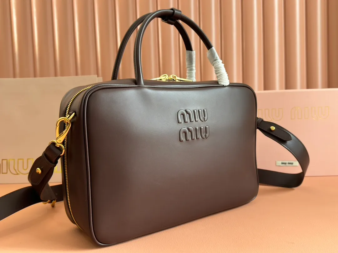 p2000. MIU's new product [original leather with counter packaging] Beau cow leather second generation handbag/with shoulder strap ~ Heather color [new version briefcase] 5bb117 This Beau handbag is made of soft and smooth cow leather, with exquisite details such as gold-plated hardware and accessories, and the embossed letter logo highlights the classic style. Size:W34×H23×D10cm