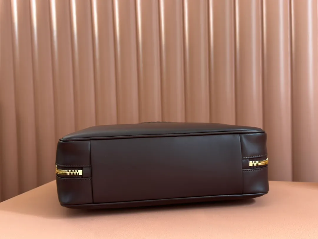 p2000. MIU's new product [original leather with counter packaging] Beau cow leather second generation handbag/with shoulder strap ~ Heather color [new version briefcase] 5bb117 This Beau handbag is made of soft and smooth cow leather, with exquisite details such as gold-plated hardware and accessories, and the embossed letter logo highlights the classic style. Size:W34×H23×D10cm