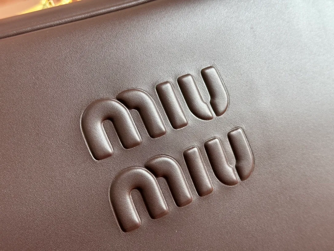 p2000. MIU's new product [original leather with counter packaging] Beau cow leather second generation handbag/with shoulder strap ~ Heather color [new version briefcase] 5bb117 This Beau handbag is made of soft and smooth cow leather, with exquisite details such as gold-plated hardware and accessories, and the embossed letter logo highlights the classic style. Size:W34×H23×D10cm