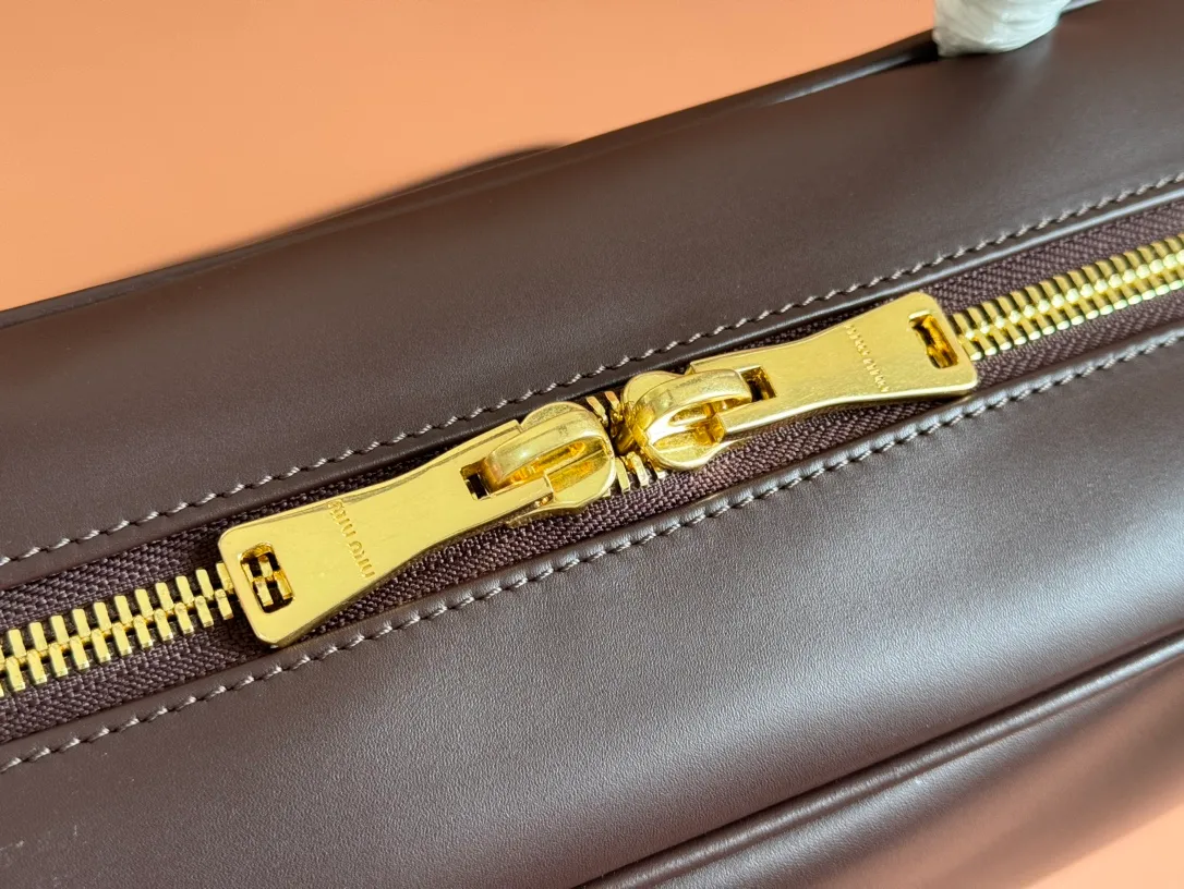 p2000. MIU's new product [original leather with counter packaging] Beau cow leather second generation handbag/with shoulder strap ~ Heather color [new version briefcase] 5bb117 This Beau handbag is made of soft and smooth cow leather, with exquisite details such as gold-plated hardware and accessories, and the embossed letter logo highlights the classic style. Size:W34×H23×D10cm