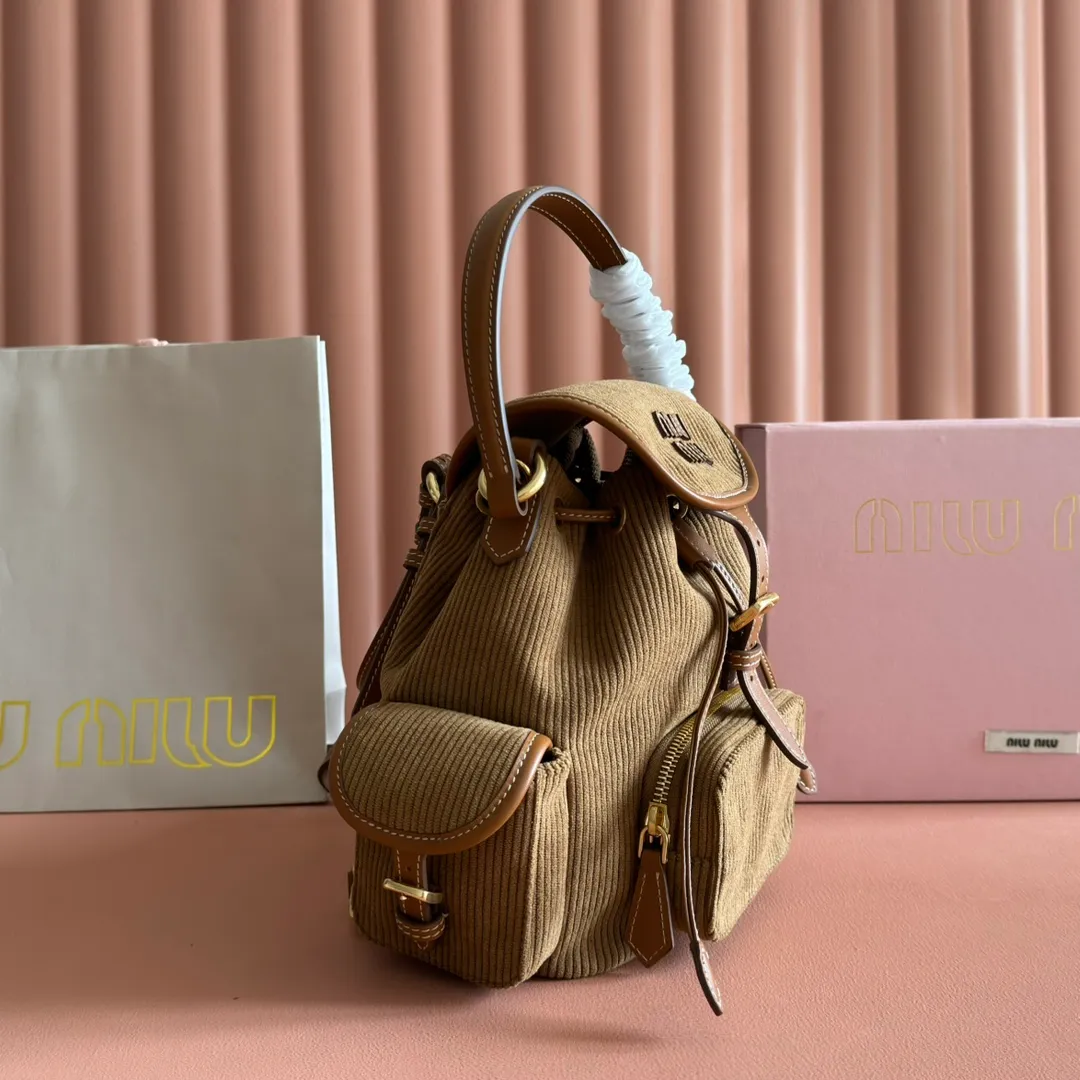 p1600💋💋💋【Full package with counter】MIU Home new product college style backpack, the perfect combination of corduroy and imported calfskin, thick wear-resistant linen blend lining, adopts a casual design style, fashionable, simple and advanced, combined with exquisite handcrafts, adding multiple pockets for storage, the shoulder strap and hand bag can be freely converted, extremely It greatly improves the practicality. It is simply a tool for hanging. It can be worn with jeans, shirts or various casual sportswear. It is a very good item to wear, especially the capacity is large enough and light and easy to use. I highly recommend it. Model: 5bz043, size 22X18X11.5cm