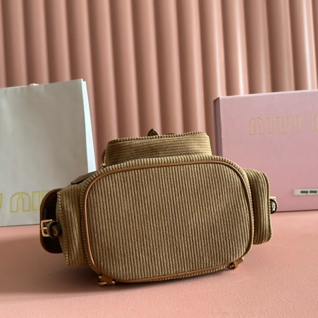 p1600💋💋💋【Full package with counter】MIU Home new product college style backpack, the perfect combination of corduroy and imported calfskin, thick wear-resistant linen blend lining, adopts a casual design style, fashionable, simple and advanced, combined with exquisite handcrafts, adding multiple pockets for storage, the shoulder strap and hand bag can be freely converted, extremely It greatly improves the practicality. It is simply a tool for hanging. It can be worn with jeans, shirts or various casual sportswear. It is a very good item to wear, especially the capacity is large enough and light and easy to use. I highly recommend it. Model: 5bz043, size 22X18X11.5cm