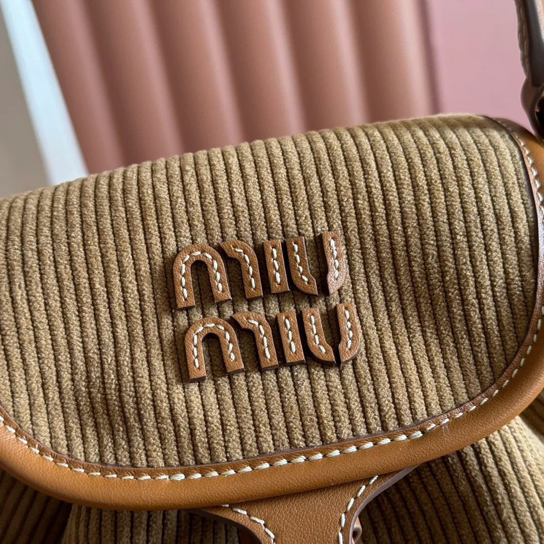 p1600💋💋💋【Full package with counter】MIU Home new product college style backpack, the perfect combination of corduroy and imported calfskin, thick wear-resistant linen blend lining, adopts a casual design style, fashionable, simple and advanced, combined with exquisite handcrafts, adding multiple pockets for storage, the shoulder strap and hand bag can be freely converted, extremely It greatly improves the practicality. It is simply a tool for hanging. It can be worn with jeans, shirts or various casual sportswear. It is a very good item to wear, especially the capacity is large enough and light and easy to use. I highly recommend it. Model: 5bz043, size 22X18X11.5cm