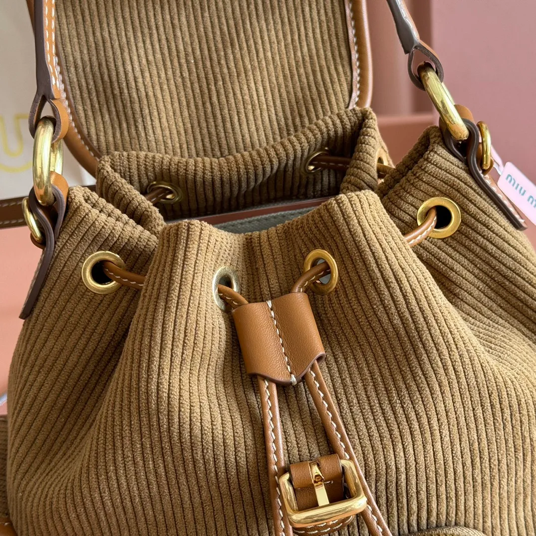 p1600💋💋💋【Full package with counter】MIU Home new product college style backpack, the perfect combination of corduroy and imported calfskin, thick wear-resistant linen blend lining, adopts a casual design style, fashionable, simple and advanced, combined with exquisite handcrafts, adding multiple pockets for storage, the shoulder strap and hand bag can be freely converted, extremely It greatly improves the practicality. It is simply a tool for hanging. It can be worn with jeans, shirts or various casual sportswear. It is a very good item to wear, especially the capacity is large enough and light and easy to use. I highly recommend it. Model: 5bz043, size 22X18X11.5cm