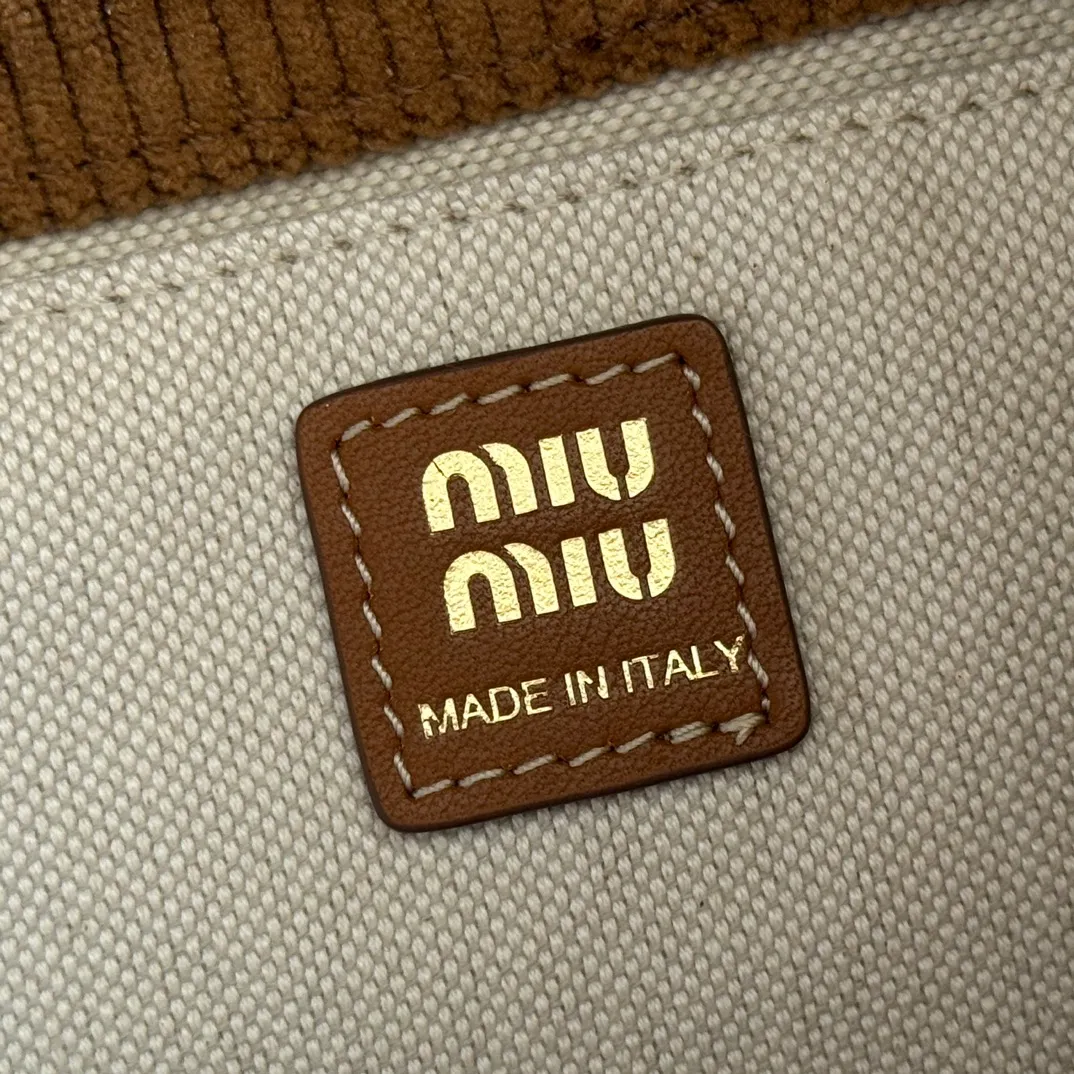 p1600💋💋💋【Full package with counter】MIU Home new product college style backpack, the perfect combination of corduroy and imported calfskin, thick wear-resistant linen blend lining, adopts a casual design style, fashionable, simple and advanced, combined with exquisite handcrafts, adding multiple pockets for storage, the shoulder strap and hand bag can be freely converted, extremely It greatly improves the practicality. It is simply a tool for hanging. It can be worn with jeans, shirts or various casual sportswear. It is a very good item to wear, especially the capacity is large enough and light and easy to use. I highly recommend it. Model: 5bz043, size 22X18X11.5cm