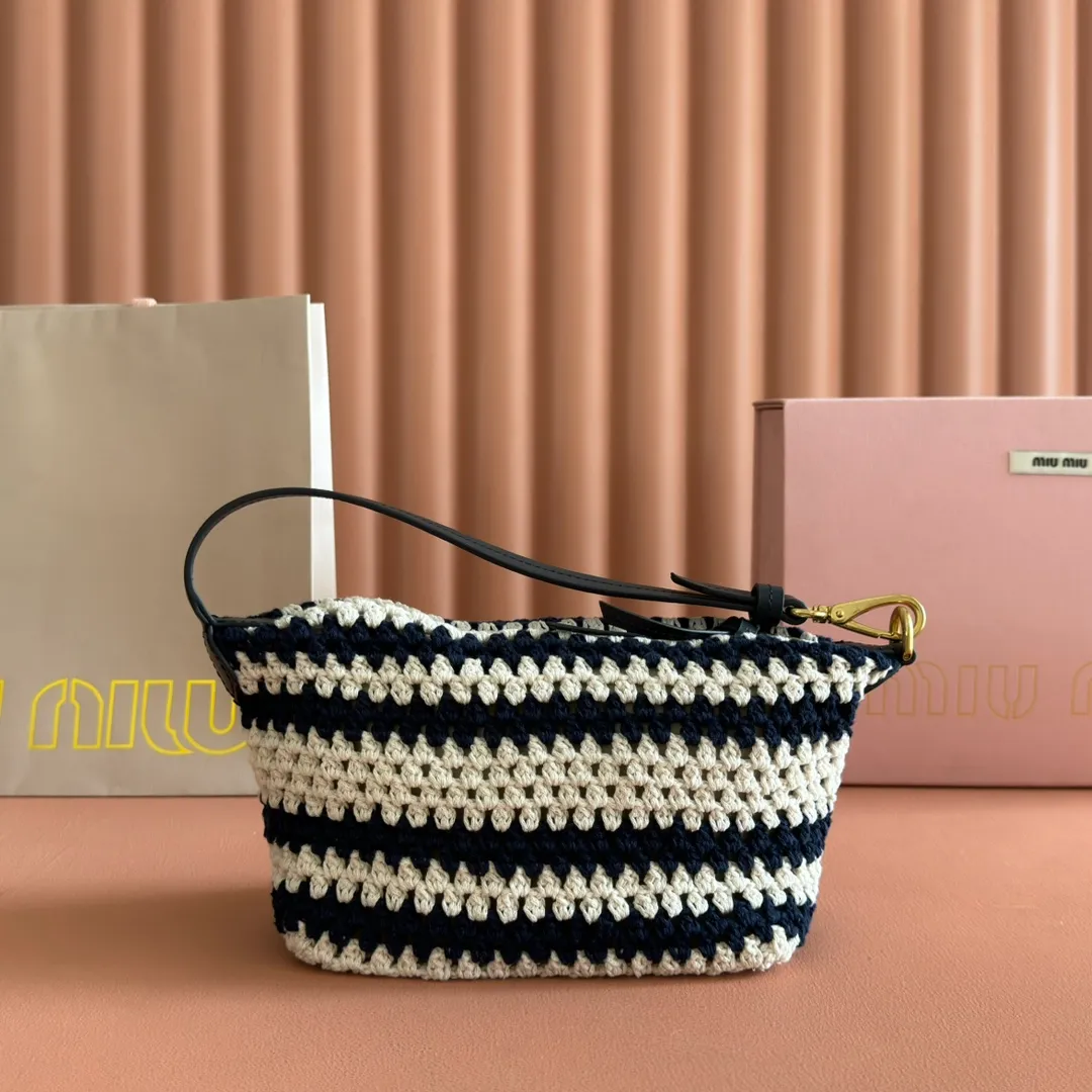 680💋💋💋 [Configured with full counter packaging] 5NE841, new black and white wool lunch box bag, unique ice crack texture, iconic Miu amount logo on the front, cotton lining, ultra-light, large capacity, looks good with any combination, suitable for all seasons, size: bottom length 19cm, opening width 25.5cm, height 14cm, bottom width 10cm