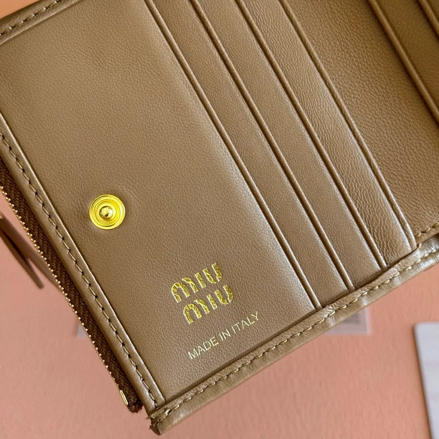 p540💋💋💋[Original configuration counter complete package] New version of the two-fold small wallet pocket wallet counter new small wallet 🔥 Model: 5MV017 is made of imported top-grade sheepskin inside and outside, with multiple card slots on both sides, double zipper compartment design on both sides, larger capacity, internal pressure 198A hundred-yuan notes, bank cards, coins, and change can be collected in it, highly practical, size: 11.5 X8 cm