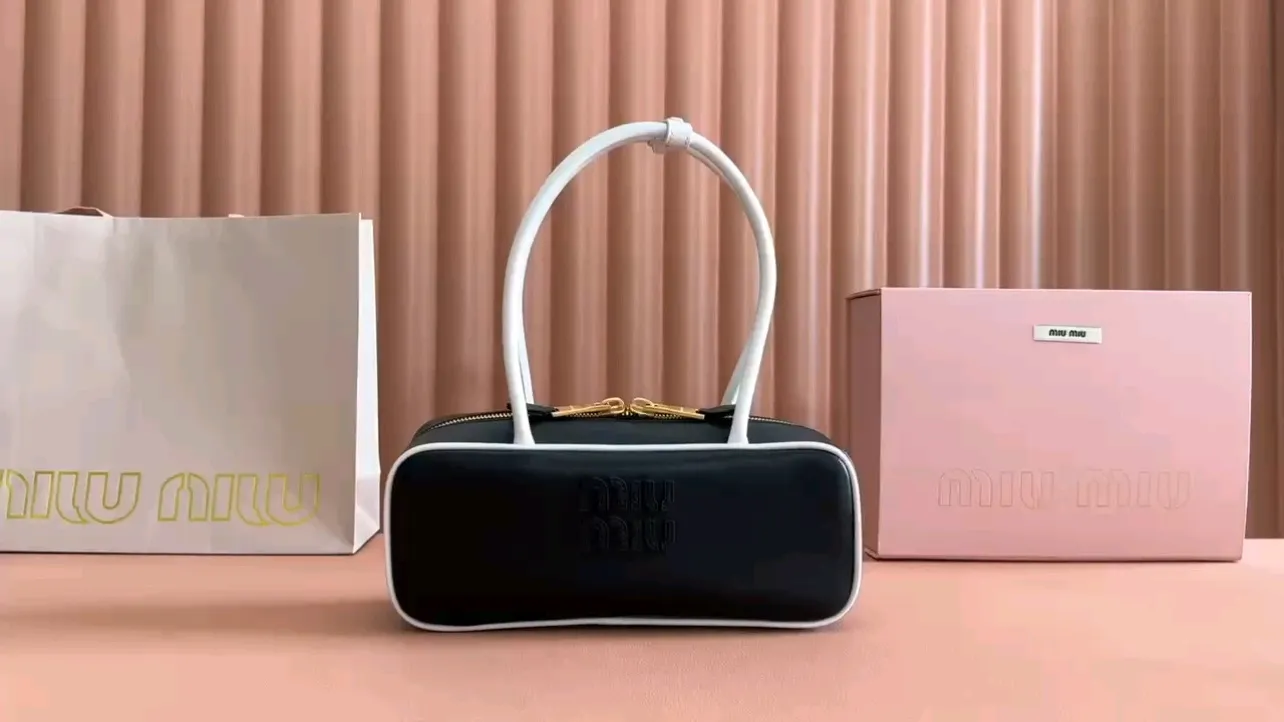 💋💋💋 Equipped with a full set of packaging at the counter [special grade hardware original leather] Beau cow leather color matching handbag ~ handbag/shoulder bag ~ black with white 5bb173