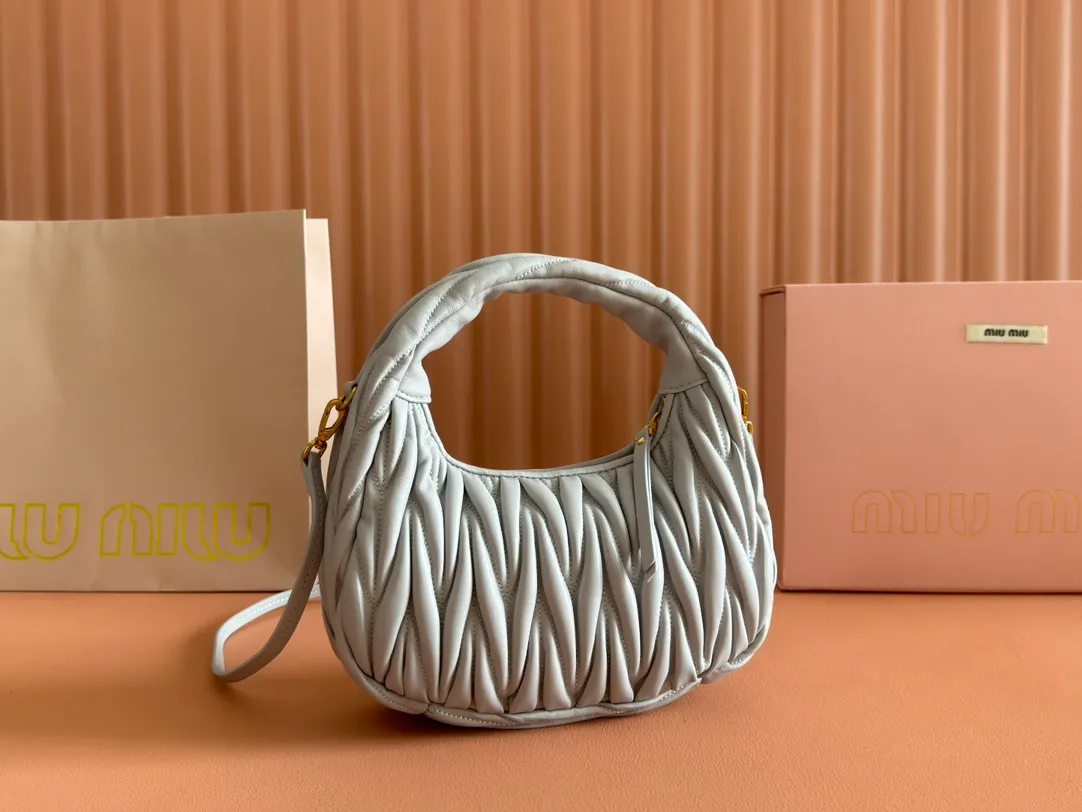 p1560💋💋💋【Premium hardware original leather】Wander Matelasse sheep leather Hobo handbag/crossbody bag ~ Wander handbag has become one of the classic accessories. This mini handbag is made of Matalasse sheep leather, using exquisite craftsmanship to create a three-dimensional effect, showing exquisite elegance. Presenting the Hobo bag style, blending retro style and modern elegance, it has become a new synonym for modern femininity. ～Golden hardware ～Zip closure ～Metal lettering logo on the front ～Cotton satin lining Size: W23×H13×D7cm Number: _5BC125