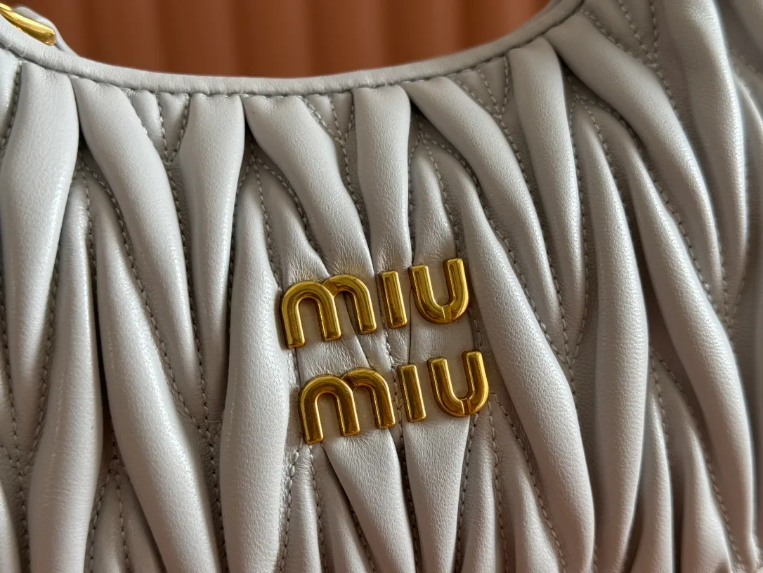 p1560💋💋💋【Premium hardware original leather】Wander Matelasse sheep leather Hobo handbag/crossbody bag ~ Wander handbag has become one of the classic accessories. This mini handbag is made of Matalasse sheep leather, using exquisite craftsmanship to create a three-dimensional effect, showing exquisite elegance. Presenting the Hobo bag style, blending retro style and modern elegance, it has become a new synonym for modern femininity. ～Golden hardware ～Zip closure ～Metal lettering logo on the front ～Cotton satin lining Size: W23×H13×D7cm Number: _5BC125