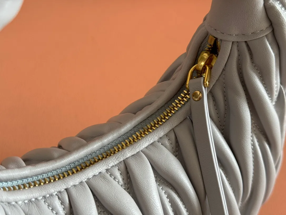 p1560💋💋💋【Premium hardware original leather】Wander Matelasse sheep leather Hobo handbag/crossbody bag ~ Wander handbag has become one of the classic accessories. This mini handbag is made of Matalasse sheep leather, using exquisite craftsmanship to create a three-dimensional effect, showing exquisite elegance. Presenting the Hobo bag style, blending retro style and modern elegance, it has become a new synonym for modern femininity. ～Golden hardware ～Zip closure ～Metal lettering logo on the front ～Cotton satin lining Size: W23×H13×D7cm Number: _5BC125