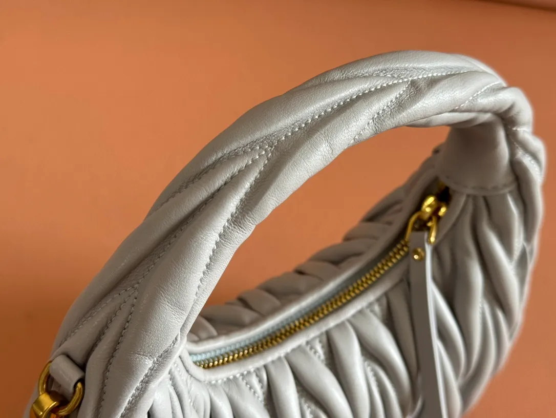 p1560💋💋💋【Premium hardware original leather】Wander Matelasse sheep leather Hobo handbag/crossbody bag ~ Wander handbag has become one of the classic accessories. This mini handbag is made of Matalasse sheep leather, using exquisite craftsmanship to create a three-dimensional effect, showing exquisite elegance. Presenting the Hobo bag style, blending retro style and modern elegance, it has become a new synonym for modern femininity. ～Golden hardware ～Zip closure ～Metal lettering logo on the front ～Cotton satin lining Size: W23×H13×D7cm Number: _5BC125