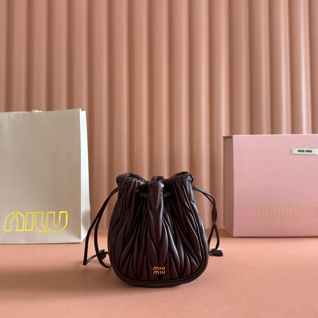 p1360💋💋💋【Original configuration counter full package】Matelassé Nappa lambskin mini drawstring handbag The Matelassé pattern, a symbol of Miu Miu style, has a new look in the design of this practical and functional clutch bag, with drawstring closure, exquisite finish and metal logo, Dimensions - 7.5cmx14cmx16cm Model - 5nd022​