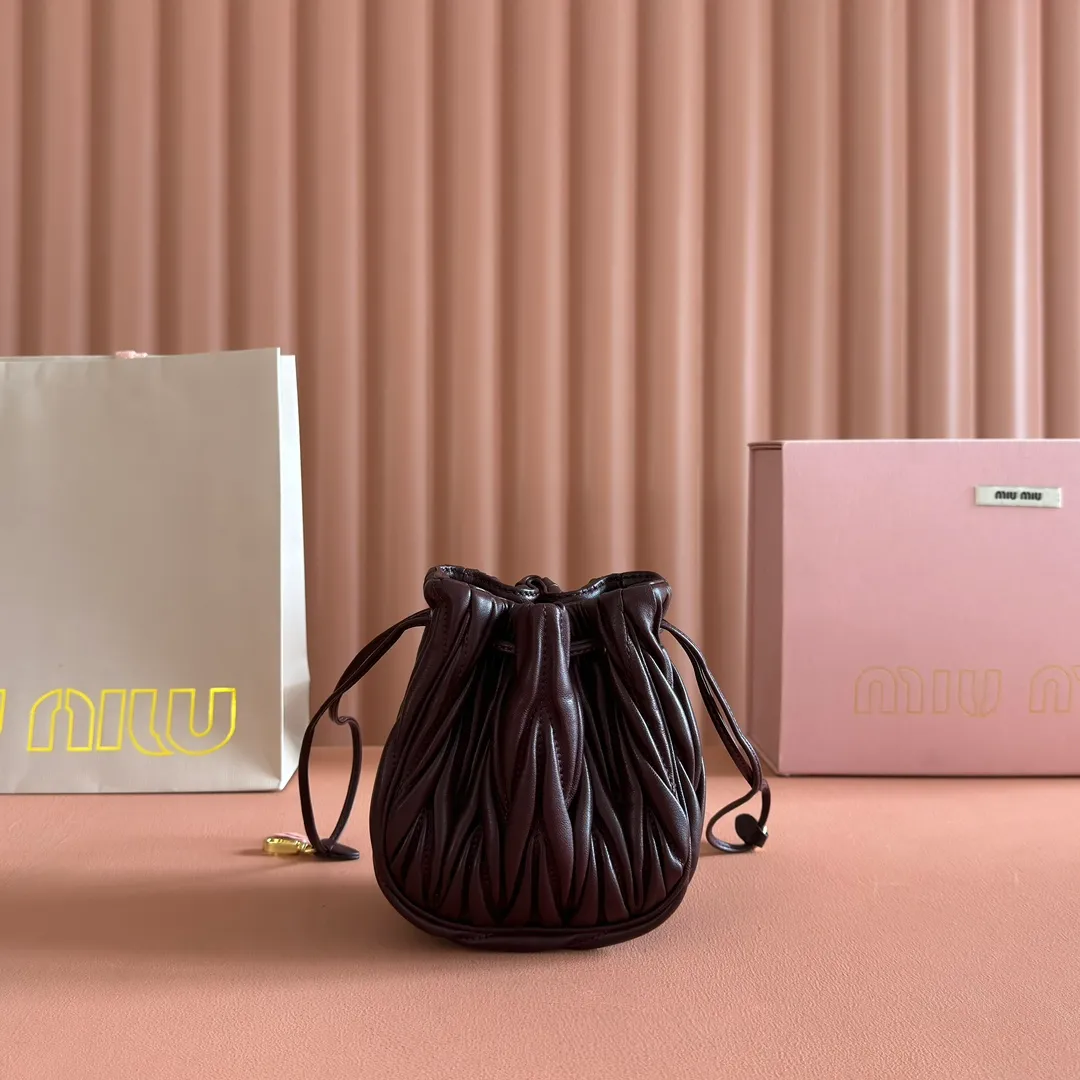 p1360💋💋💋【Original configuration counter full package】Matelassé Nappa lambskin mini drawstring handbag The Matelassé pattern, a symbol of Miu Miu style, has a new look in the design of this practical and functional clutch bag, with drawstring closure, exquisite finish and metal logo, Dimensions - 7.5cmx14cmx16cm Model - 5nd022​