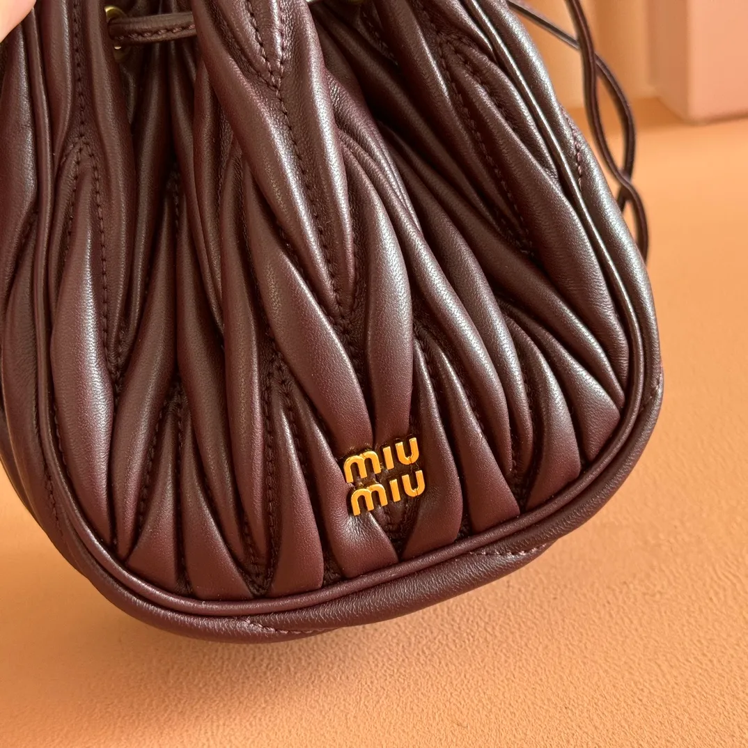 p1360💋💋💋【Original configuration counter full package】Matelassé Nappa lambskin mini drawstring handbag The Matelassé pattern, a symbol of Miu Miu style, has a new look in the design of this practical and functional clutch bag, with drawstring closure, exquisite finish and metal logo, Dimensions - 7.5cmx14cmx16cm Model - 5nd022​
