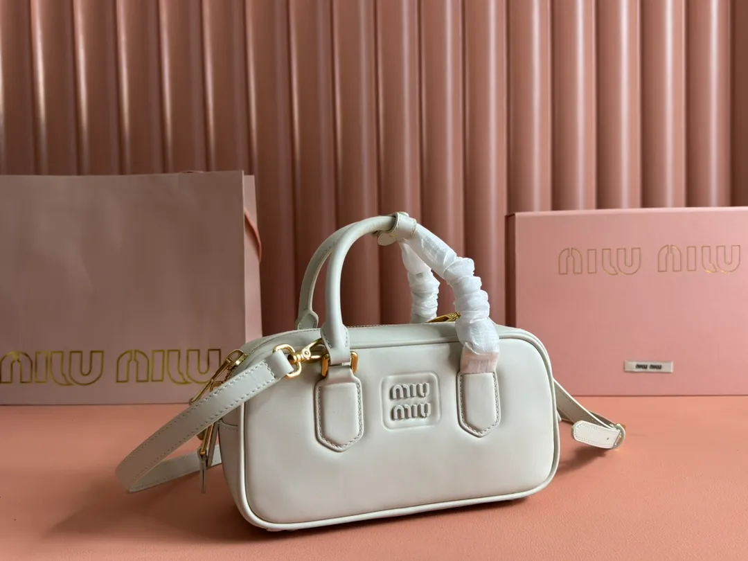 p1640💋💋💋【Full set of packaging at the counter】MIU MIU Miu Miu Caramel Bowling Upper Body Effect! Miu Miu Women's Arcadia Cowhide Handbag Crossbody Bag👝Lightly padded design makes the handbag look fuller, showing a cosmopolitan style. The letter logo, which echoes the finish of the metal hardware, straddles the line between function and decoration, giving this handbag a unique aesthetic and classic feel. Size: 22✖️10.5✖️7.5cm Style number: 5bb142g color