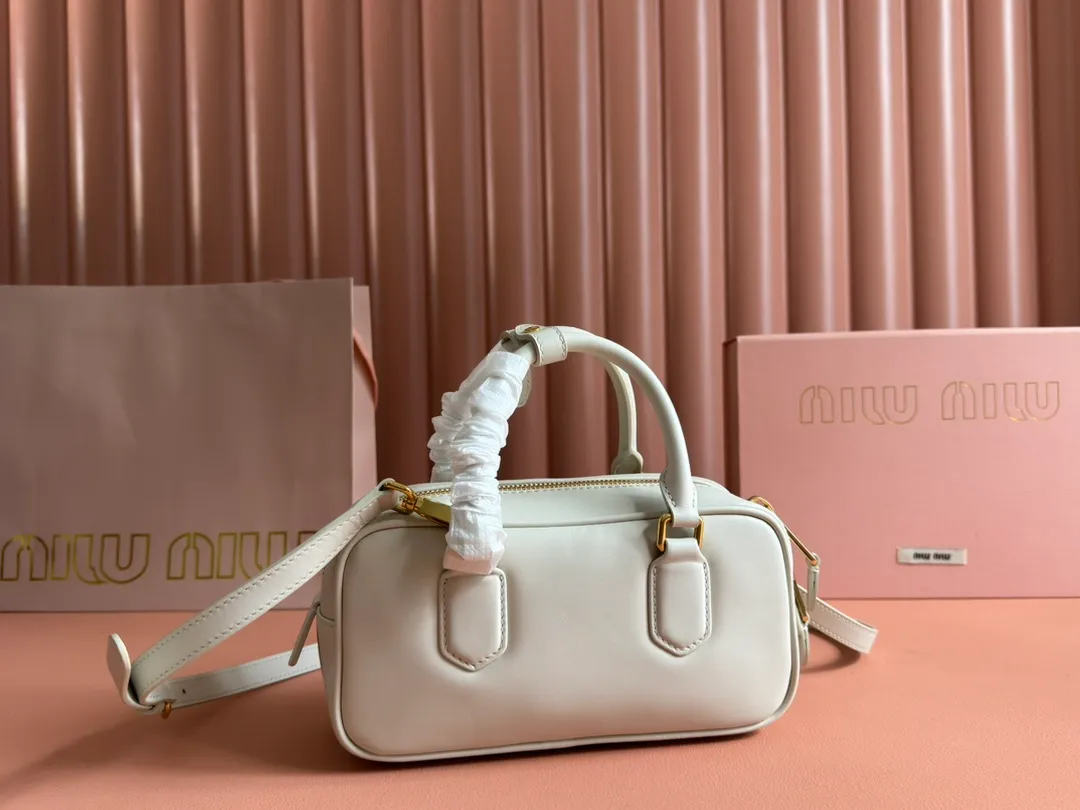 p1640💋💋💋【Full set of packaging at the counter】MIU MIU Miu Miu Caramel Bowling Upper Body Effect! Miu Miu Women's Arcadia Cowhide Handbag Crossbody Bag👝Lightly padded design makes the handbag look fuller, showing a cosmopolitan style. The letter logo, which echoes the finish of the metal hardware, straddles the line between function and decoration, giving this handbag a unique aesthetic and classic feel. Size: 22✖️10.5✖️7.5cm Style number: 5bb142g color