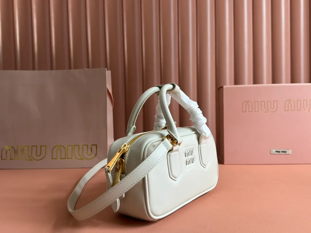 p1640💋💋💋【Full set of packaging at the counter】MIU MIU Miu Miu Caramel Bowling Upper Body Effect! Miu Miu Women's Arcadia Cowhide Handbag Crossbody Bag👝Lightly padded design makes the handbag look fuller, showing a cosmopolitan style. The letter logo, which echoes the finish of the metal hardware, straddles the line between function and decoration, giving this handbag a unique aesthetic and classic feel. Size: 22✖️10.5✖️7.5cm Style number: 5bb142g color