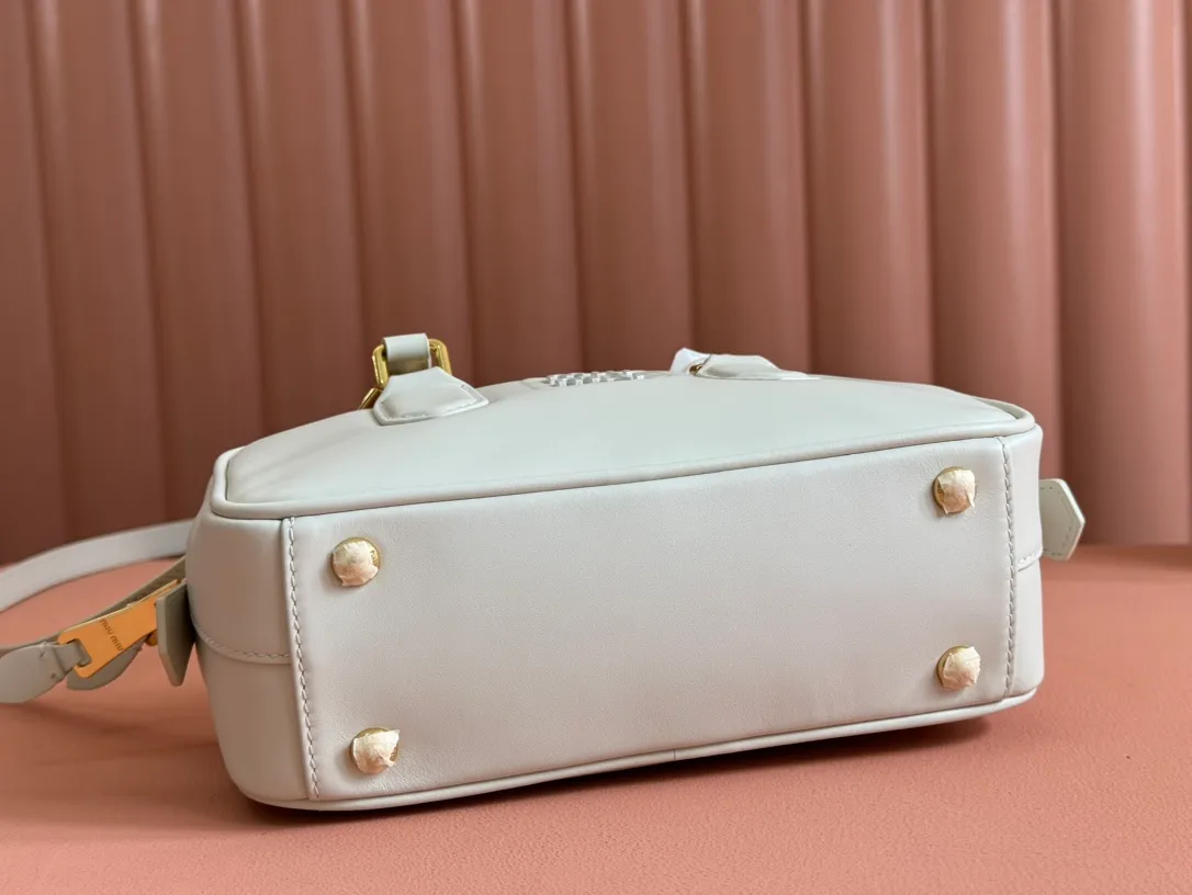 p1640💋💋💋【Full set of packaging at the counter】MIU MIU Miu Miu Caramel Bowling Upper Body Effect! Miu Miu Women's Arcadia Cowhide Handbag Crossbody Bag👝Lightly padded design makes the handbag look fuller, showing a cosmopolitan style. The letter logo, which echoes the finish of the metal hardware, straddles the line between function and decoration, giving this handbag a unique aesthetic and classic feel. Size: 22✖️10.5✖️7.5cm Style number: 5bb142g color