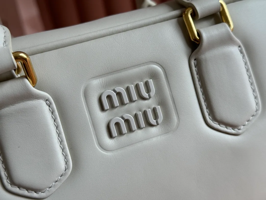 p1640💋💋💋【Full set of packaging at the counter】MIU MIU Miu Miu Caramel Bowling Upper Body Effect! Miu Miu Women's Arcadia Cowhide Handbag Crossbody Bag👝Lightly padded design makes the handbag look fuller, showing a cosmopolitan style. The letter logo, which echoes the finish of the metal hardware, straddles the line between function and decoration, giving this handbag a unique aesthetic and classic feel. Size: 22✖️10.5✖️7.5cm Style number: 5bb142g color