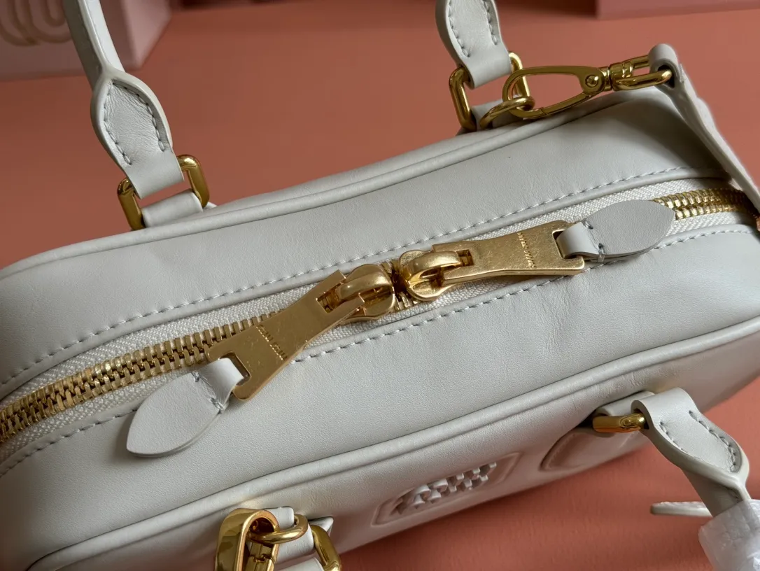 p1640💋💋💋【Full set of packaging at the counter】MIU MIU Miu Miu Caramel Bowling Upper Body Effect! Miu Miu Women's Arcadia Cowhide Handbag Crossbody Bag👝Lightly padded design makes the handbag look fuller, showing a cosmopolitan style. The letter logo, which echoes the finish of the metal hardware, straddles the line between function and decoration, giving this handbag a unique aesthetic and classic feel. Size: 22✖️10.5✖️7.5cm Style number: 5bb142g color