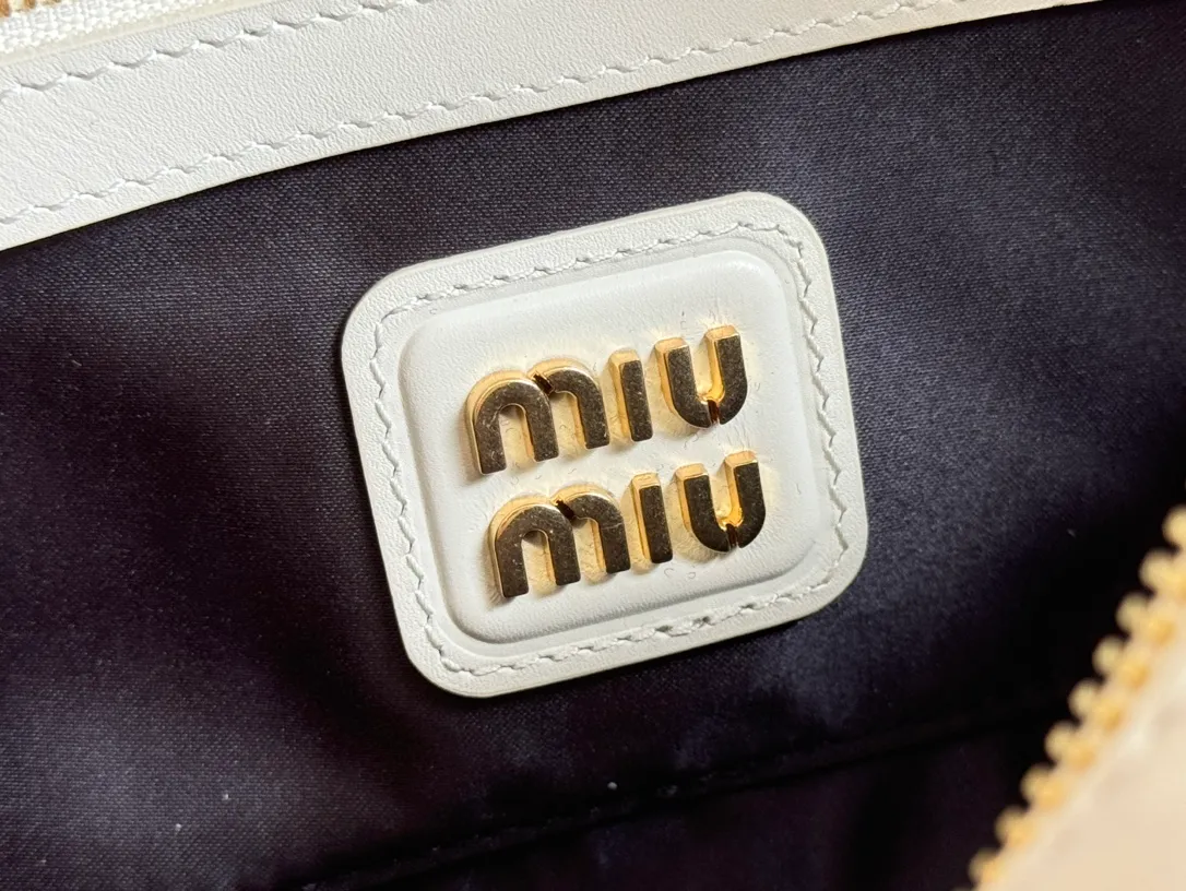 p1640💋💋💋【Full set of packaging at the counter】MIU MIU Miu Miu Caramel Bowling Upper Body Effect! Miu Miu Women's Arcadia Cowhide Handbag Crossbody Bag👝Lightly padded design makes the handbag look fuller, showing a cosmopolitan style. The letter logo, which echoes the finish of the metal hardware, straddles the line between function and decoration, giving this handbag a unique aesthetic and classic feel. Size: 22✖️10.5✖️7.5cm Style number: 5bb142g color