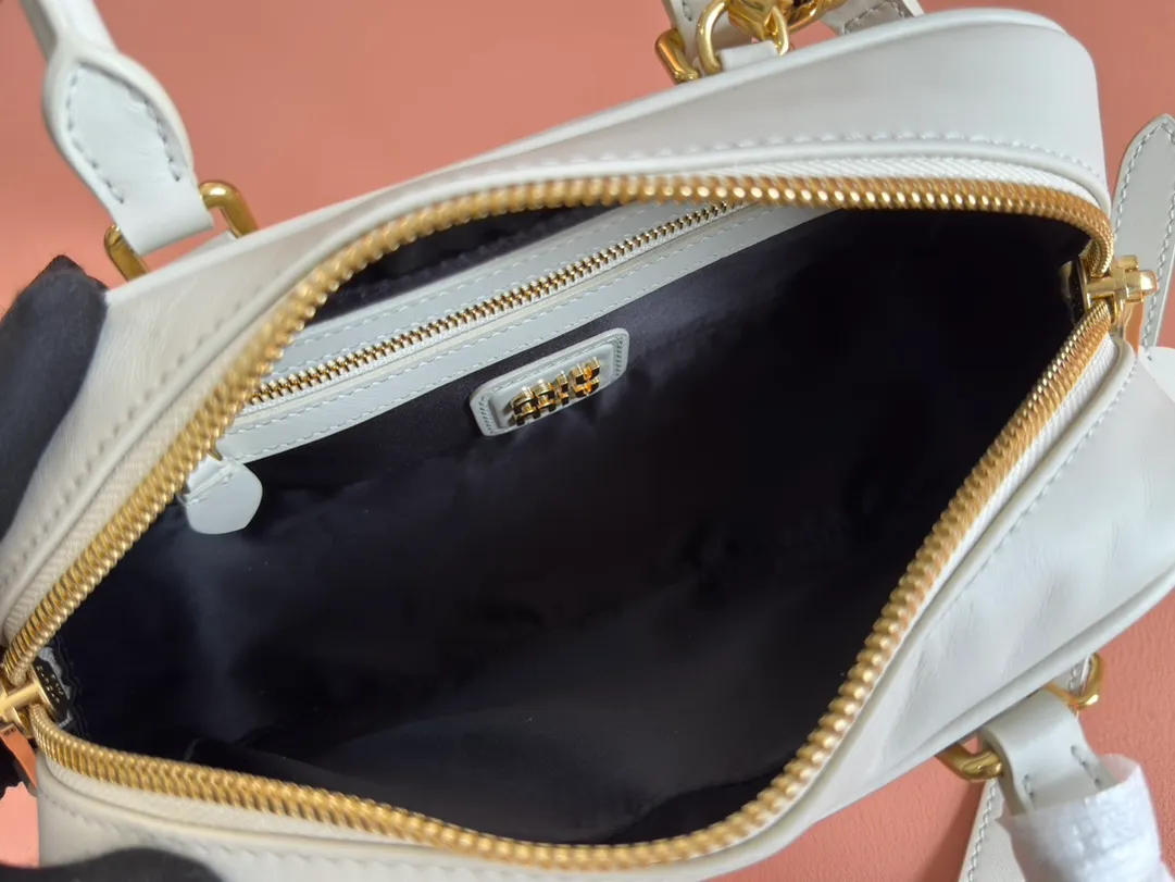 p1640💋💋💋【Full set of packaging at the counter】MIU MIU Miu Miu Caramel Bowling Upper Body Effect! Miu Miu Women's Arcadia Cowhide Handbag Crossbody Bag👝Lightly padded design makes the handbag look fuller, showing a cosmopolitan style. The letter logo, which echoes the finish of the metal hardware, straddles the line between function and decoration, giving this handbag a unique aesthetic and classic feel. Size: 22✖️10.5✖️7.5cm Style number: 5bb142g color