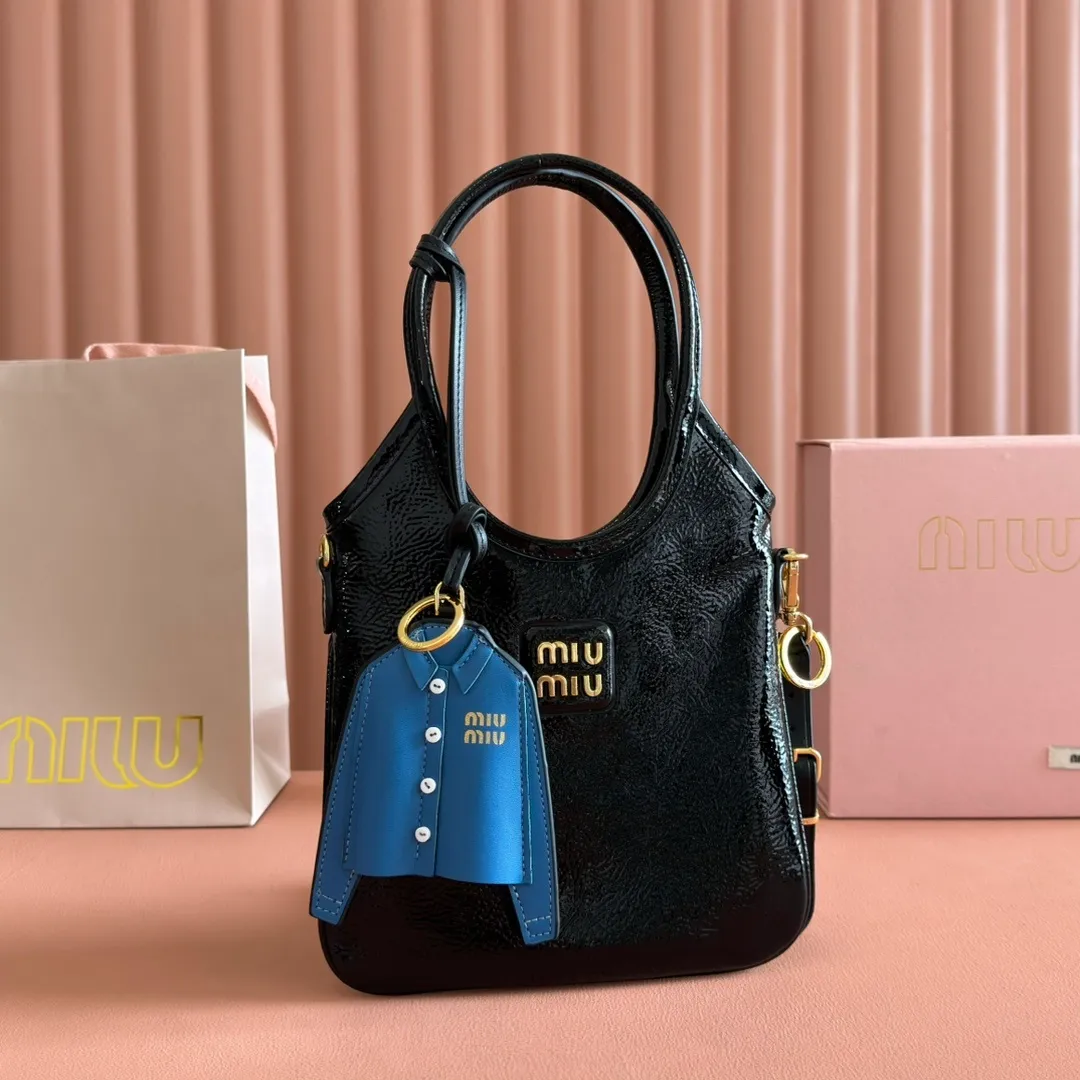 💋💋💋miumiu cowhide key chain, counter-synchronized, original customization, the most beautiful item, full of high-end feel, the overall details are very surprising, elegant and fashionable, highlighting the French elegance.