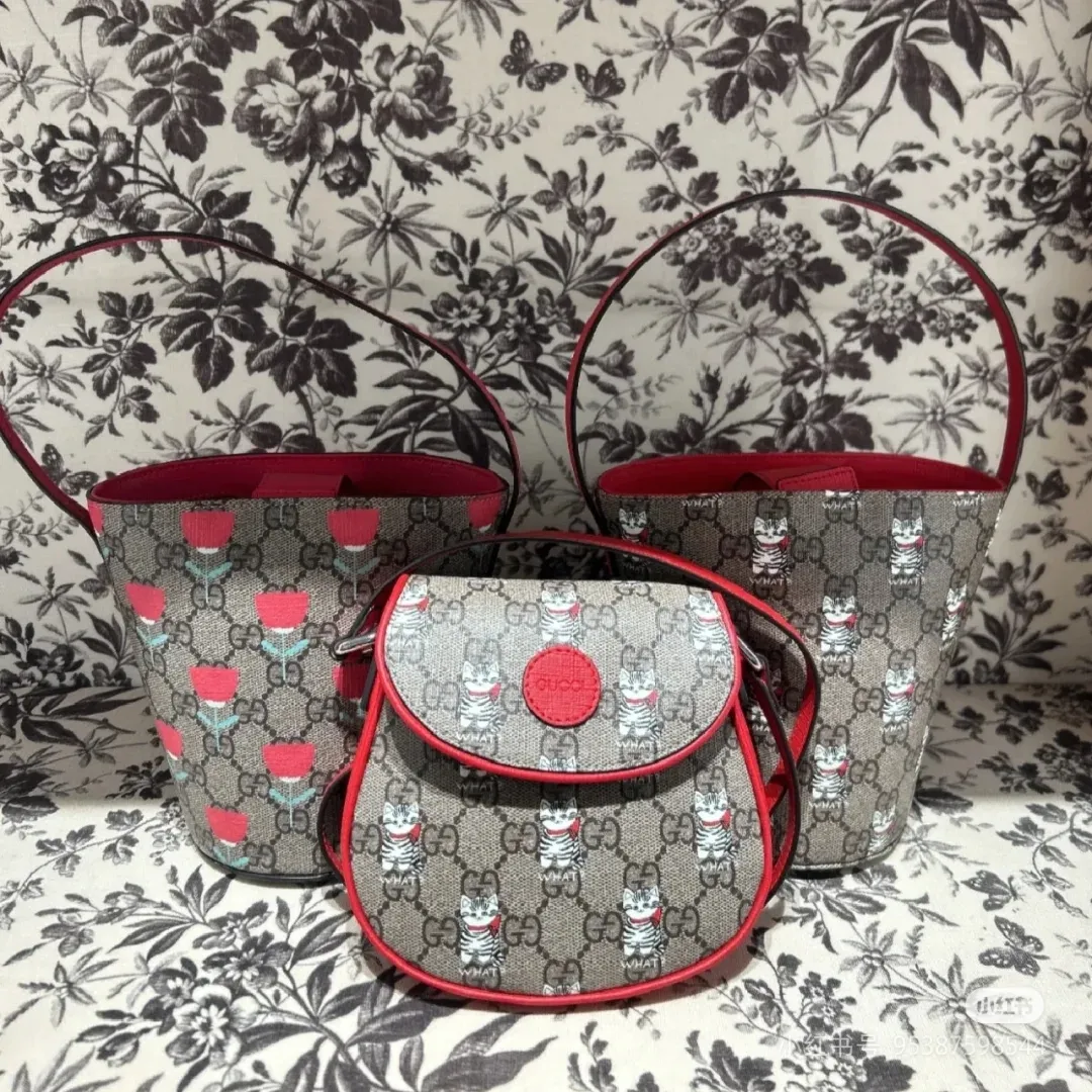 [Configured with full counter package] Children's printed GG shoulder bag 814014 FAD5G Painter Naon Jeong draws inspiration from daily life and local culture to create interesting and nostalgic designs. She combines kitten prints and other fun patterns with the brand name to add color to the early spring 2025 children's collection. This children's shoulder bag is crafted from GG Supreme canvas with an all-over "what?" cat print. ·Beige and dark brown GG Supreme canvas ·Red Supreme canvas trim ·Naon Jeong illustration ·All-over "what?" kitten print ·Gucci embossed label ·Magnetic snap fastening ·16cm (width) x 15cm (height) x 2.5cm (depth) ·