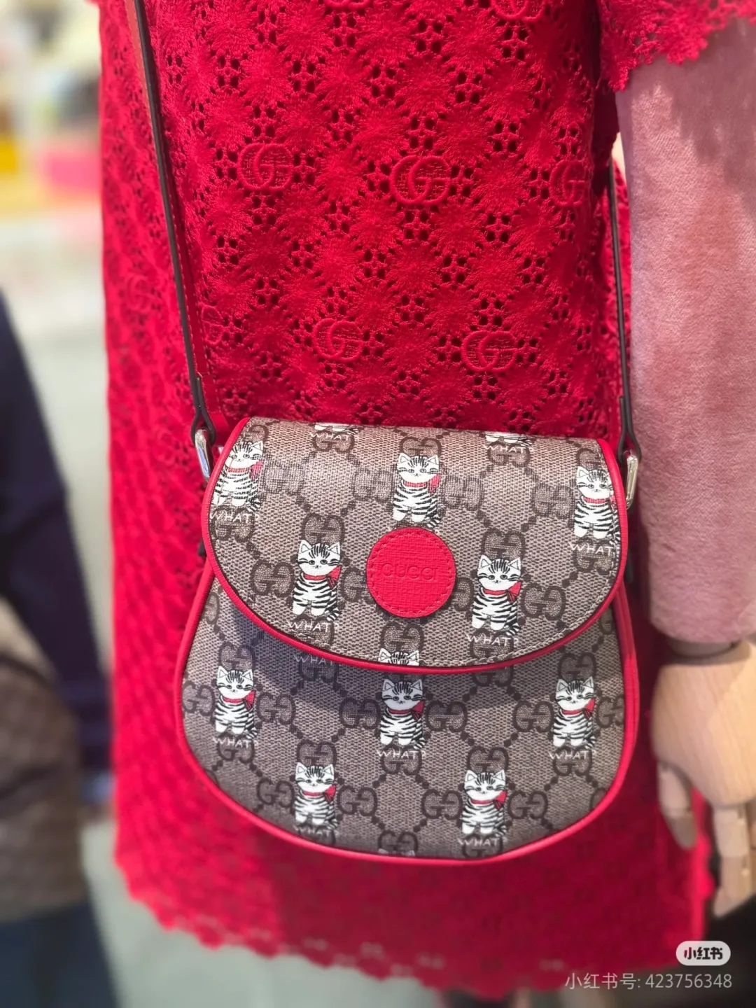 [Configured with full counter package] Children's printed GG shoulder bag 814014 FAD5G Painter Naon Jeong draws inspiration from daily life and local culture to create interesting and nostalgic designs. She combines kitten prints and other fun patterns with the brand name to add color to the early spring 2025 children's collection. This children's shoulder bag is crafted from GG Supreme canvas with an all-over "what?" cat print. ·Beige and dark brown GG Supreme canvas ·Red Supreme canvas trim ·Naon Jeong illustration ·All-over "what?" kitten print ·Gucci embossed label ·Magnetic snap fastening ·16cm (width) x 15cm (height) x 2.5cm (depth) ·