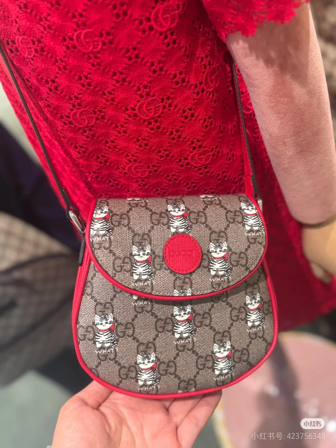 [Configured with full counter package] Children's printed GG shoulder bag 814014 FAD5G Painter Naon Jeong draws inspiration from daily life and local culture to create interesting and nostalgic designs. She combines kitten prints and other fun patterns with the brand name to add color to the early spring 2025 children's collection. This children's shoulder bag is crafted from GG Supreme canvas with an all-over "what?" cat print. ·Beige and dark brown GG Supreme canvas ·Red Supreme canvas trim ·Naon Jeong illustration ·All-over "what?" kitten print ·Gucci embossed label ·Magnetic snap fastening ·16cm (width) x 15cm (height) x 2.5cm (depth) ·