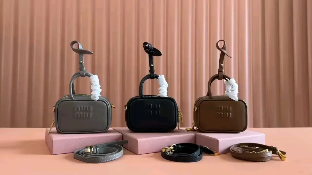 p800💋💋💋【Special grade hardware original leather】Imported cow leather pendant. This pendant can be decorated with other accessories and has a unique style. Decorated with an embossed logo for an added signature touch. - Lace-up closure - Zipper closure - Embossed letter logo - Lined Dimensions: w11×h7×d4cm Number: 5NR036
