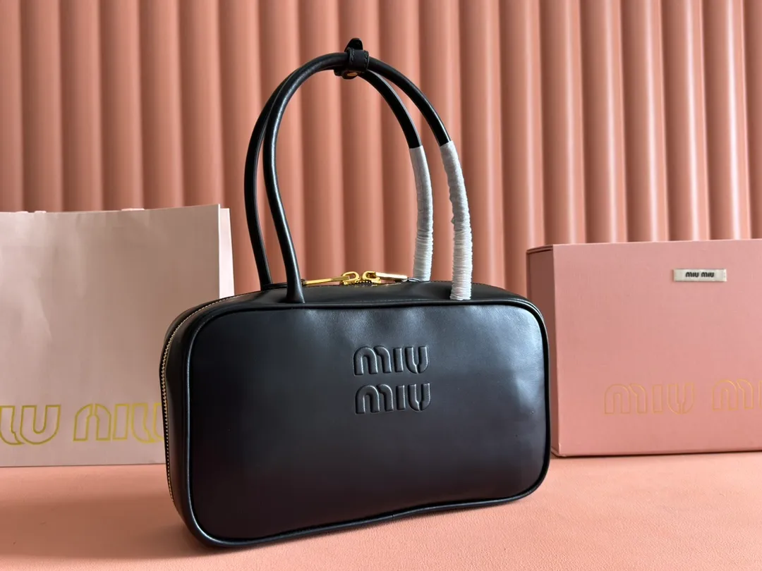p1760💋💋💋【Premium hardware original leather】Beau cow leather color-blocked handbag/shoulder bag black [medium size] This Beau handbag is made of soft and smooth cow leather. The gold-plated hardware is exquisite and outstanding, and the embossed letter logo shows a classic style. Size: W29×H17×D9cm Number: 5BB172