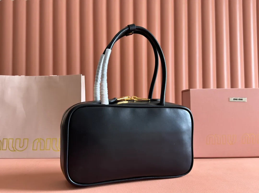 p1760💋💋💋【Premium hardware original leather】Beau cow leather color-blocked handbag/shoulder bag black [medium size] This Beau handbag is made of soft and smooth cow leather. The gold-plated hardware is exquisite and outstanding, and the embossed letter logo shows a classic style. Size: W29×H17×D9cm Number: 5BB172