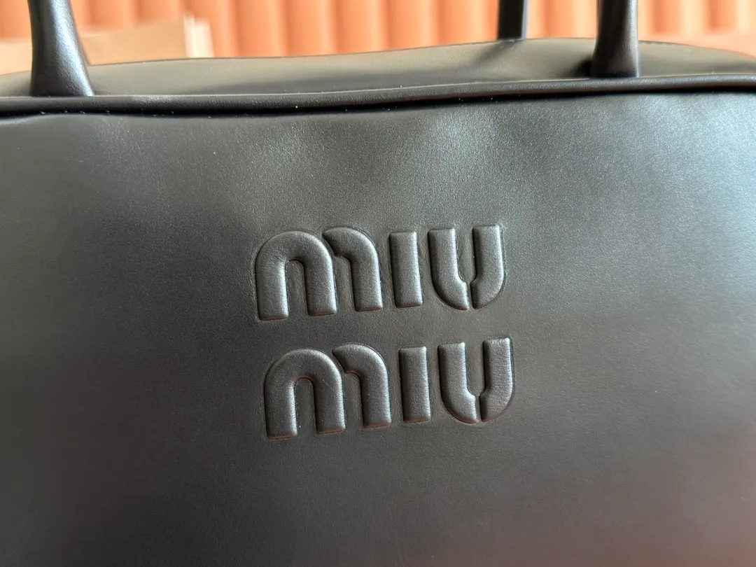 p1760💋💋💋【Premium hardware original leather】Beau cow leather color-blocked handbag/shoulder bag black [medium size] This Beau handbag is made of soft and smooth cow leather. The gold-plated hardware is exquisite and outstanding, and the embossed letter logo shows a classic style. Size: W29×H17×D9cm Number: 5BB172