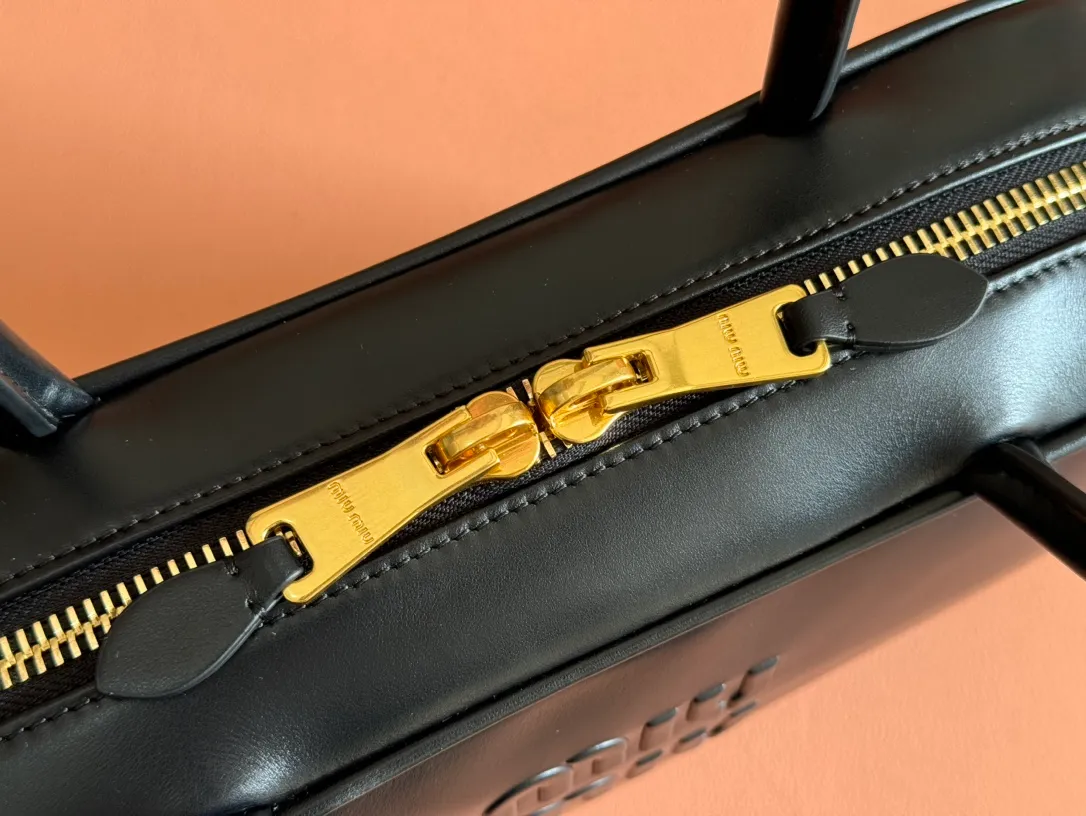 p1760💋💋💋【Premium hardware original leather】Beau cow leather color-blocked handbag/shoulder bag black [medium size] This Beau handbag is made of soft and smooth cow leather. The gold-plated hardware is exquisite and outstanding, and the embossed letter logo shows a classic style. Size: W29×H17×D9cm Number: 5BB172