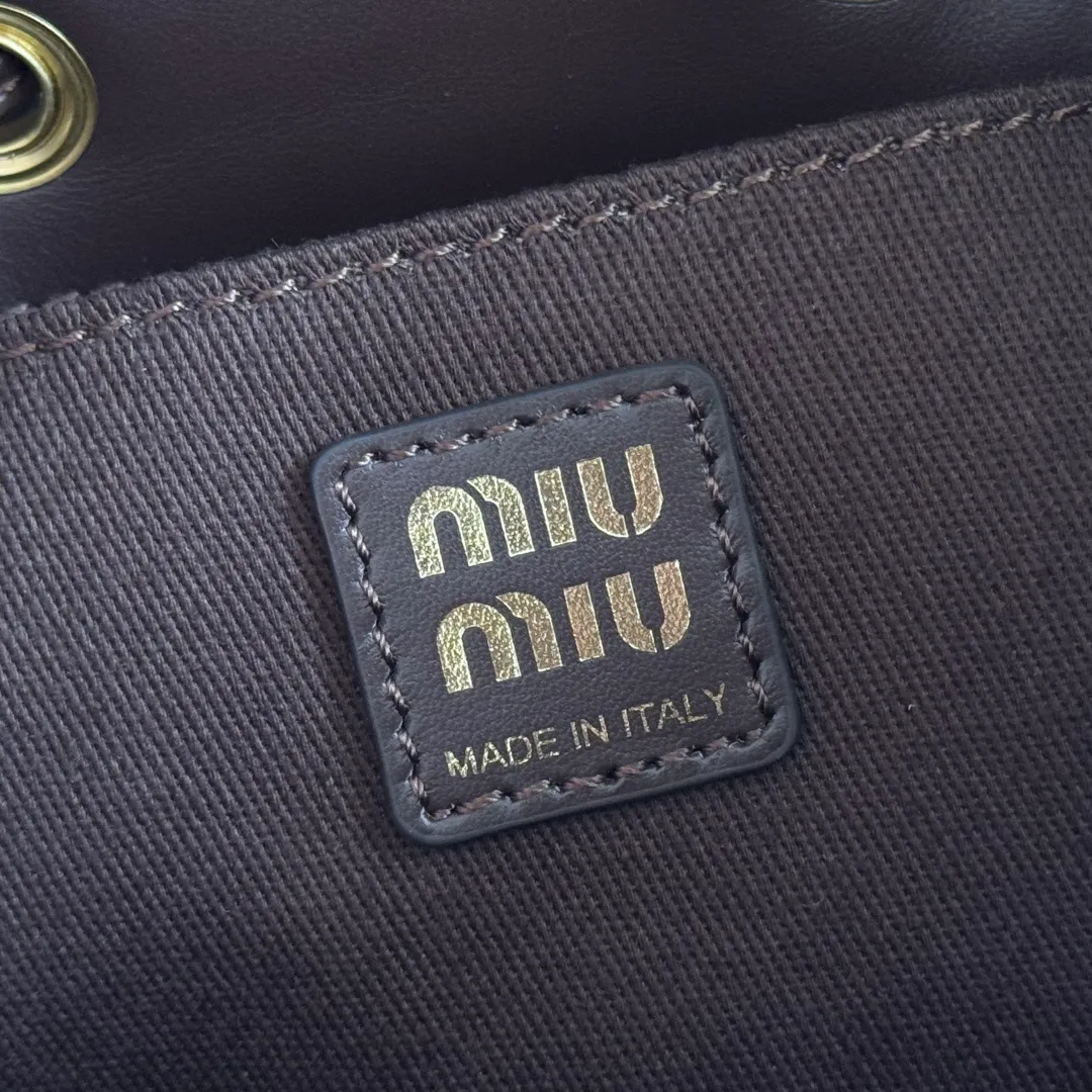 p1900💋💋💋【Original leather configuration counter complete package】𝐌𝐈𝐔𝐌𝐈𝐔 New cow pattern backpack Miu Miu's cow pattern backpack perfectly combines retro wildness and girly sweetness. The brown and white contrasting cow pattern fur material comes with an eye-catching buff, and is matched with the iconic logo embossing, showing the brand style in every detail; the drawstring flap design combines practicality with retro charm, and the combination of leather handles and shoulder straps, 🉑hand-held🉑shoulder-carrying, easily adapts to different wearing scenarios. Whether paired with casual denim or a sweet girl-style skirt, it can instantly inject a personal touch into the look and is the finishing touch to unlock niche fashion. Style number: 5B043 Small size: bottom length 23x height 25x width 13cm